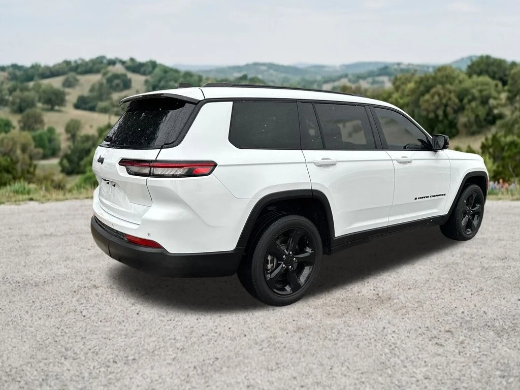 Used 2023 White Jeep Altitude image 10