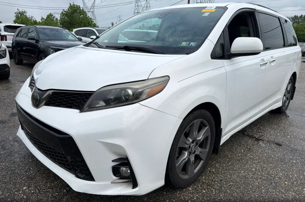 2018 Toyota Sienna SE Premium V6 8-Passenger's photo