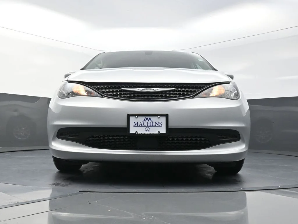 Used 2022 Silver Chrysler LX image 24