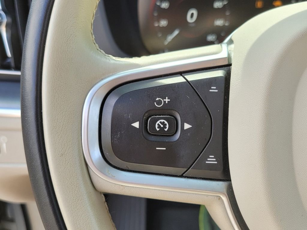 Used 2020 White Volvo T6 Momentum image 26