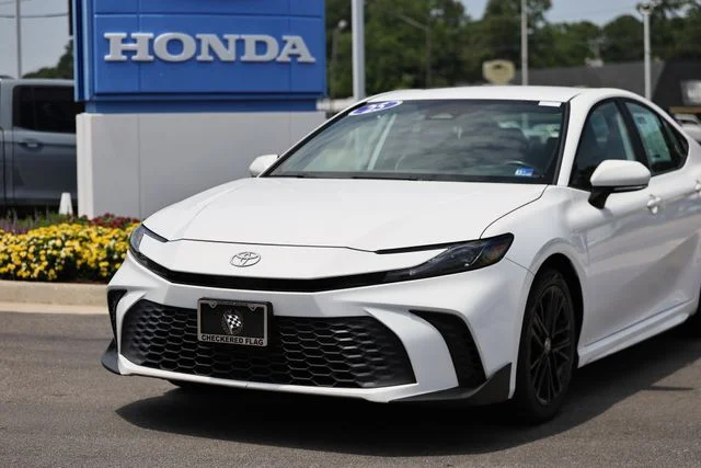 Used 2025 Ice Cap Toyota SE image 2