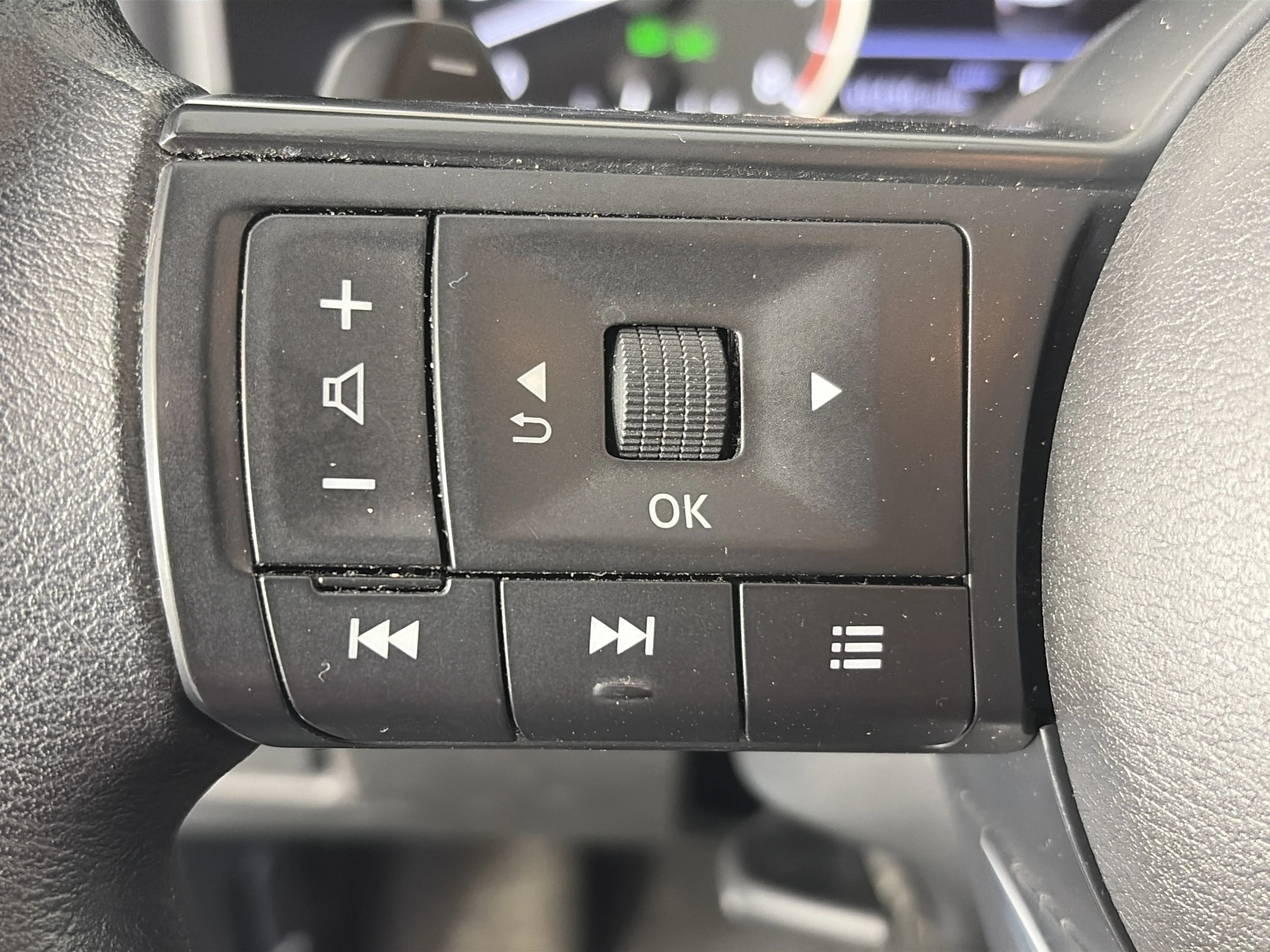 Used 2024 Everest White Pearl Nissan SV image 32