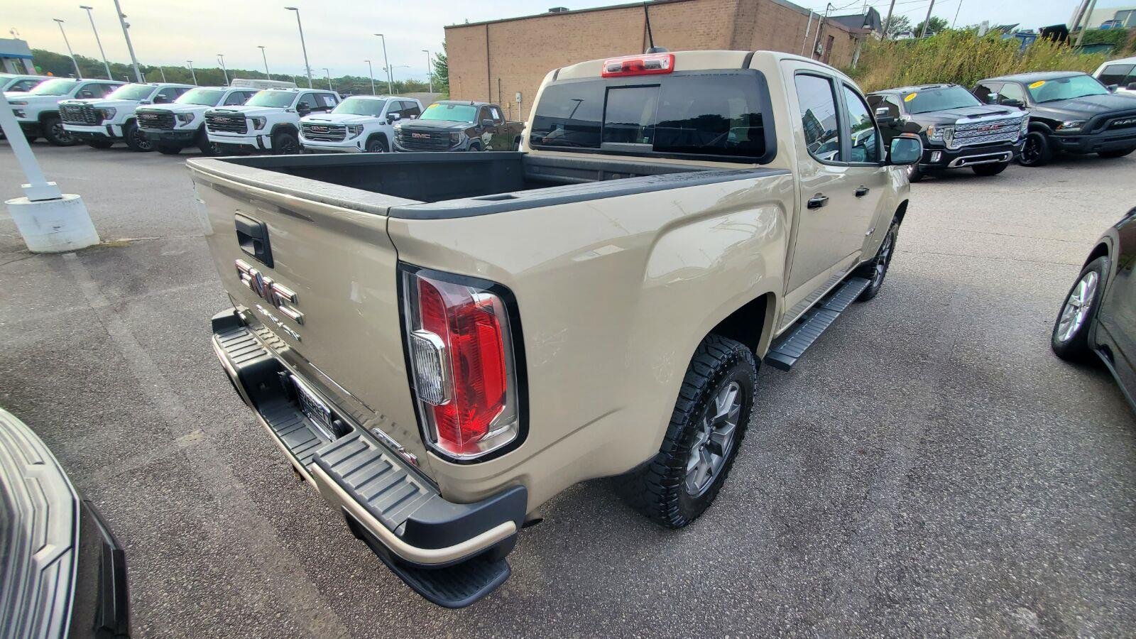 Used 2022 DESERT SAND METALLIC GMC 4WD AT4 w/Cloth image 9