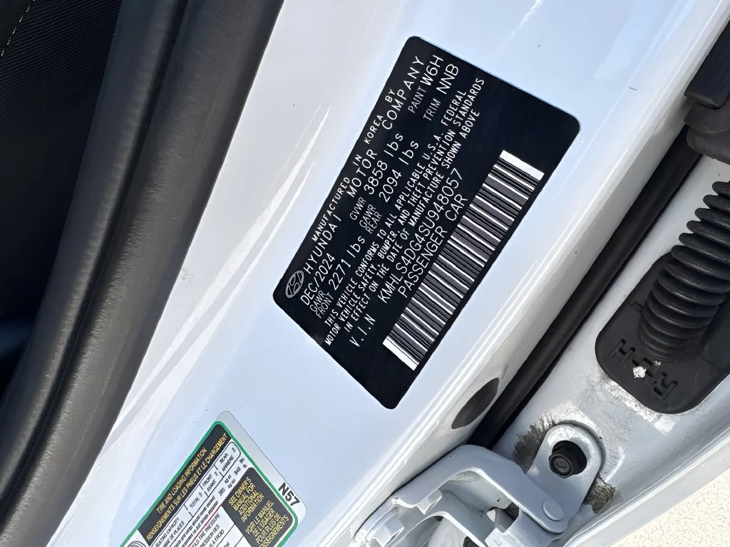 Used 2025 White Hyundai SEL Convenience image 34
