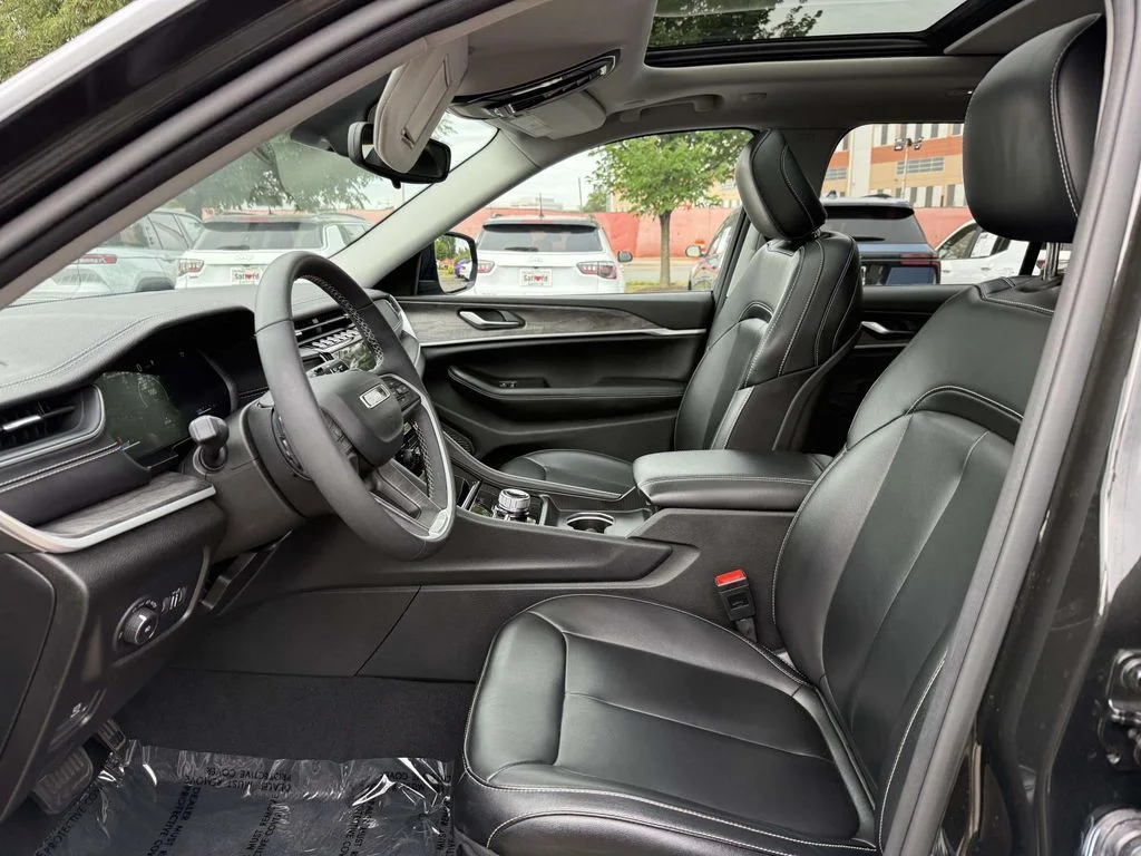 Used 2024  Jeep Limited image 14