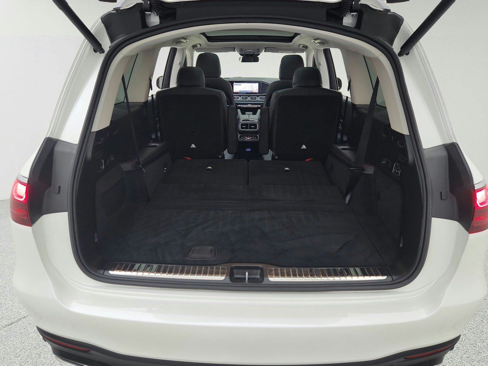 Certified Used 2024 MANUFAKTUR Diamond White Metallic Mercedes-Benz GLS 580 image 31