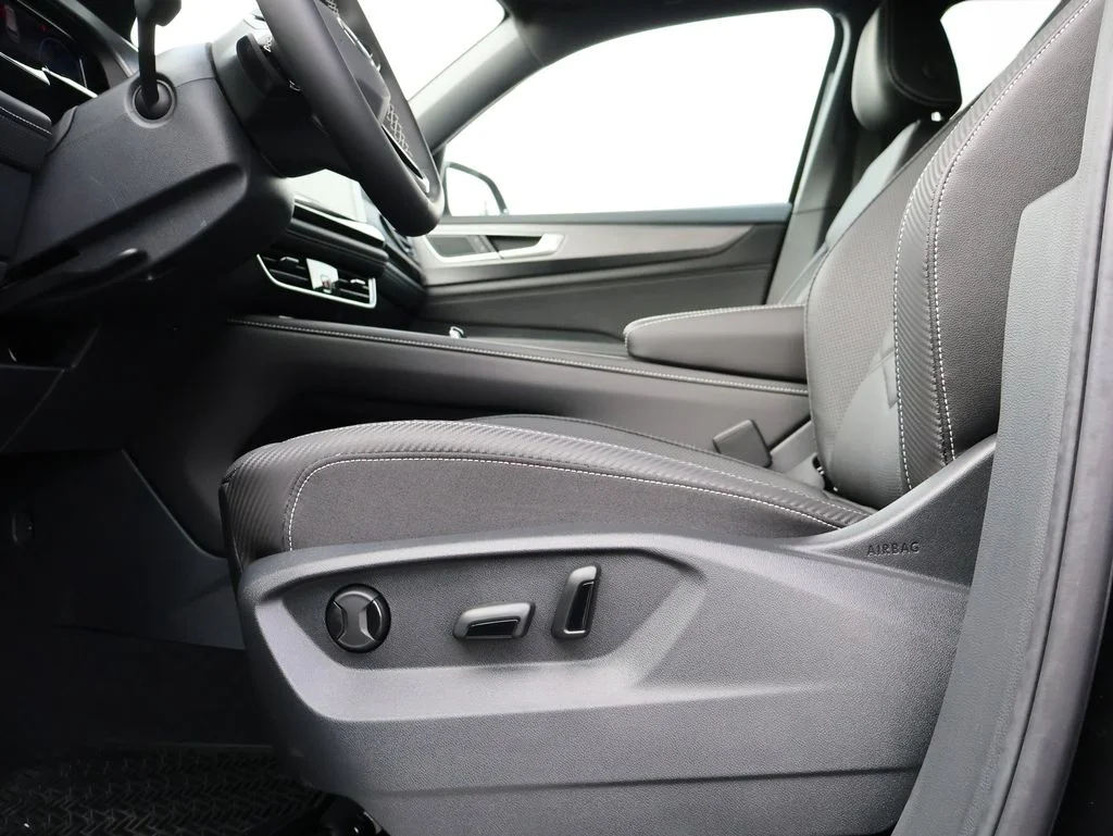 New 2026 Black Volkswagen 2.0T SE w/Technology image 39