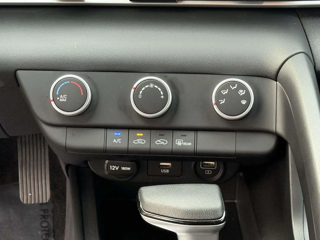 Used 2023  Hyundai SE image 20
