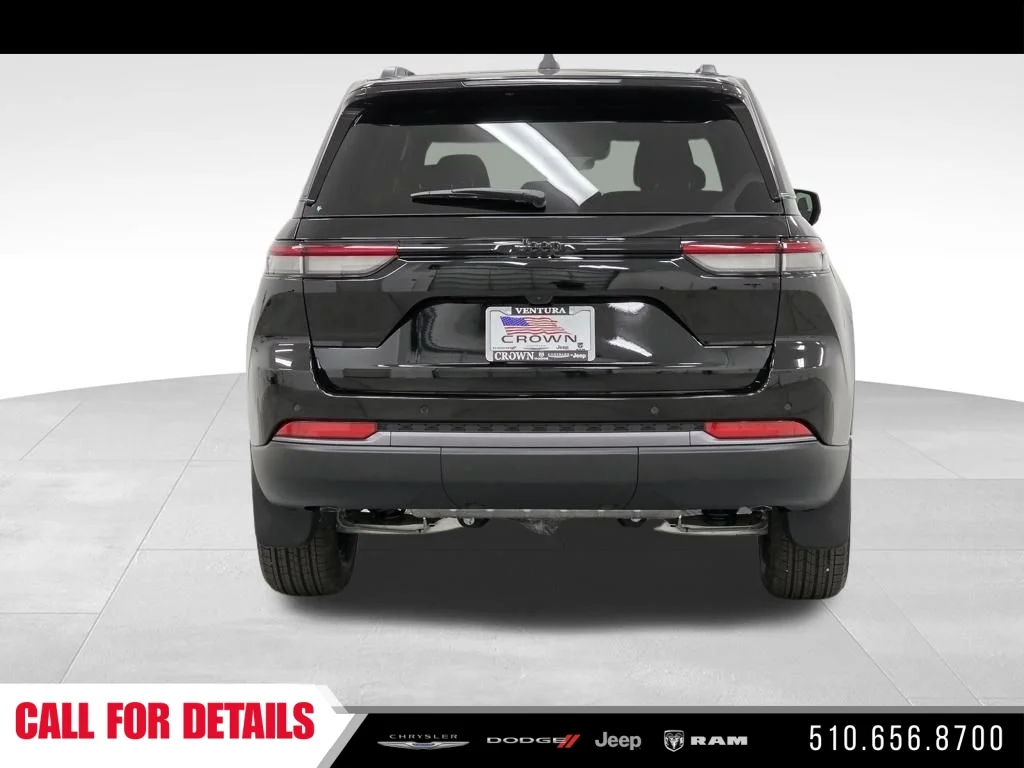 New 2026 Diamond Black Crystal Pearl-Coat Exterior Paint Jeep Altitude image 6