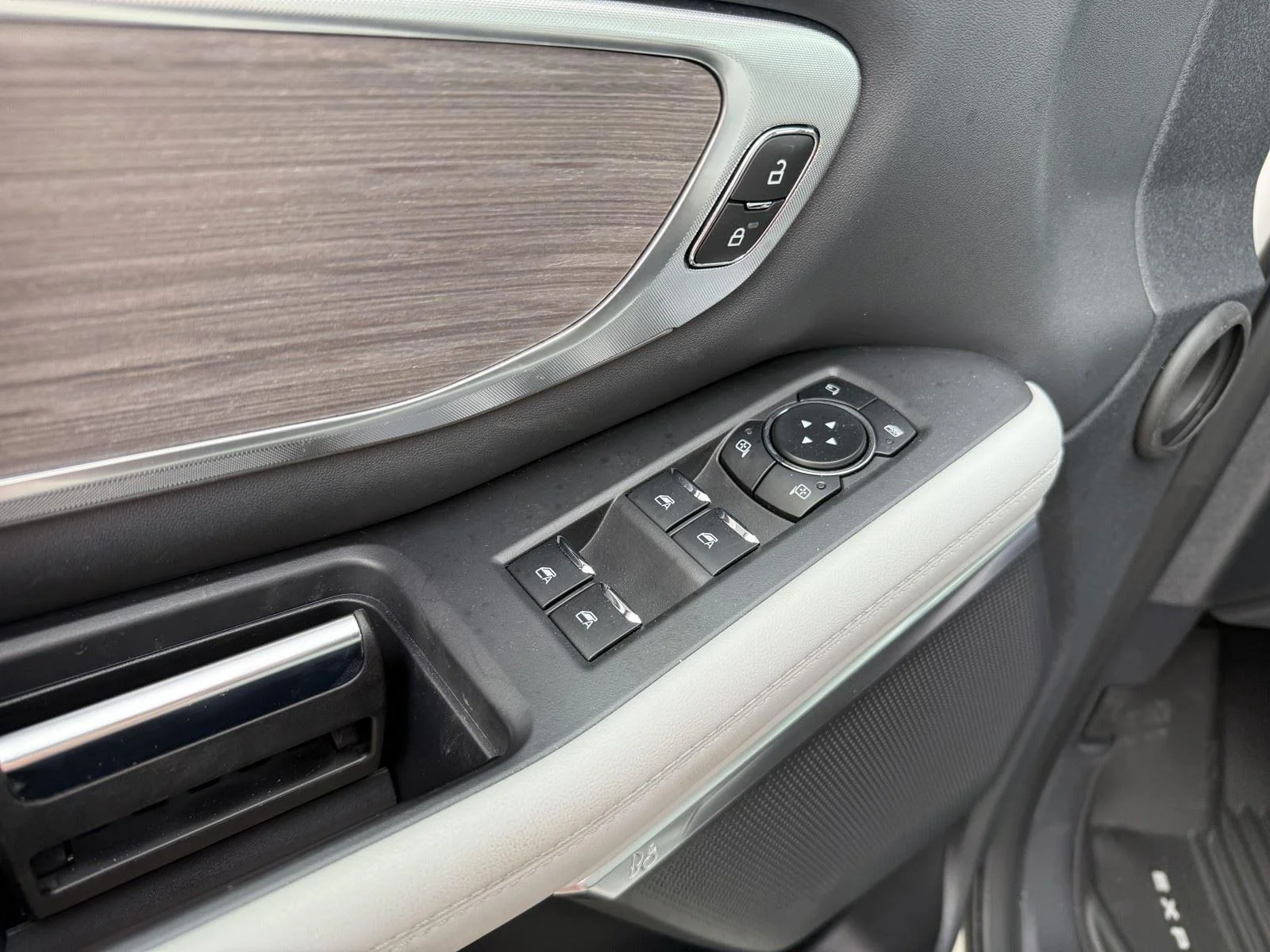 New 2026 Star White Metallic Tri-Coat Ford MAX Platinum® image 12