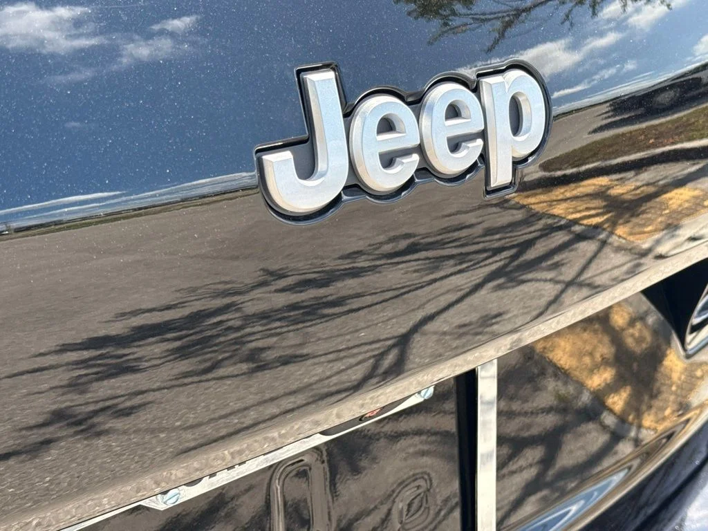 New 2026 Diamond Black Crystal Pearl-Coat Exterior Paint Jeep Limited image 36