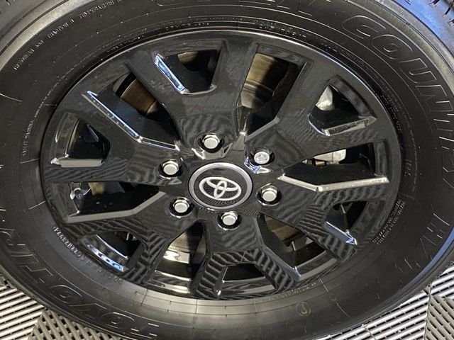 Used 2025 White Toyota SR5 image 27