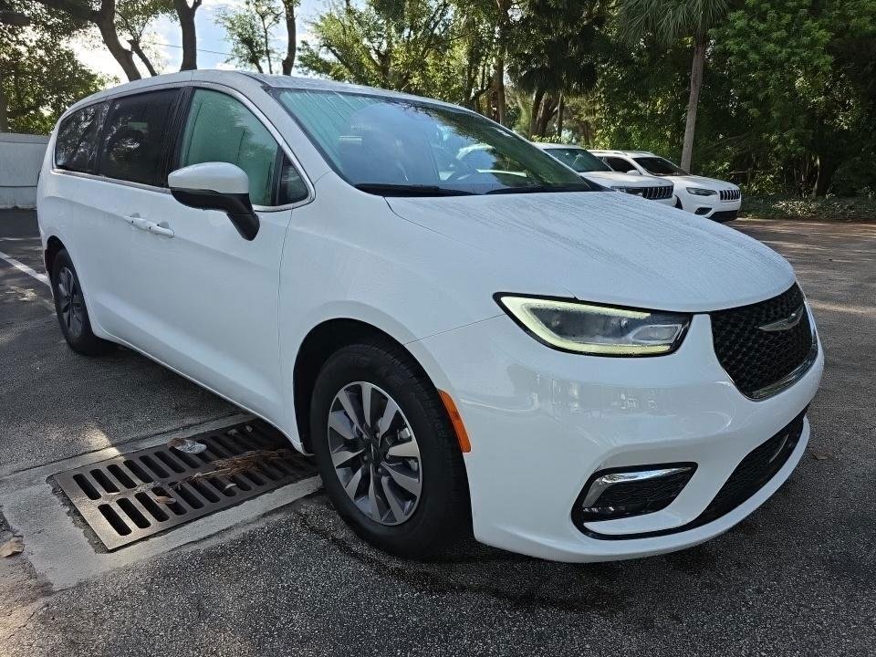 Used 2023 White Chrysler Hybrid Touring L image 2