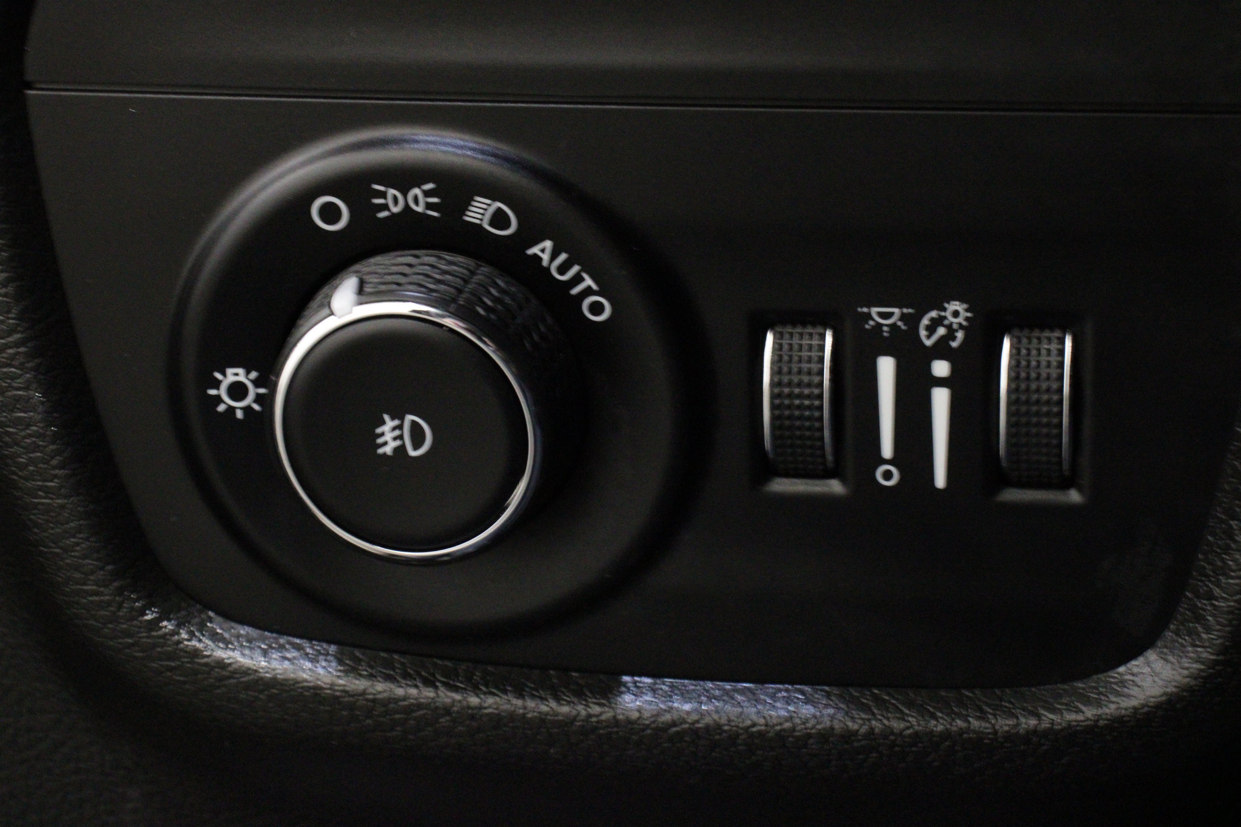 Used 2023 Diamond Black Crystal Pearlcoat Jeep Limited image 11