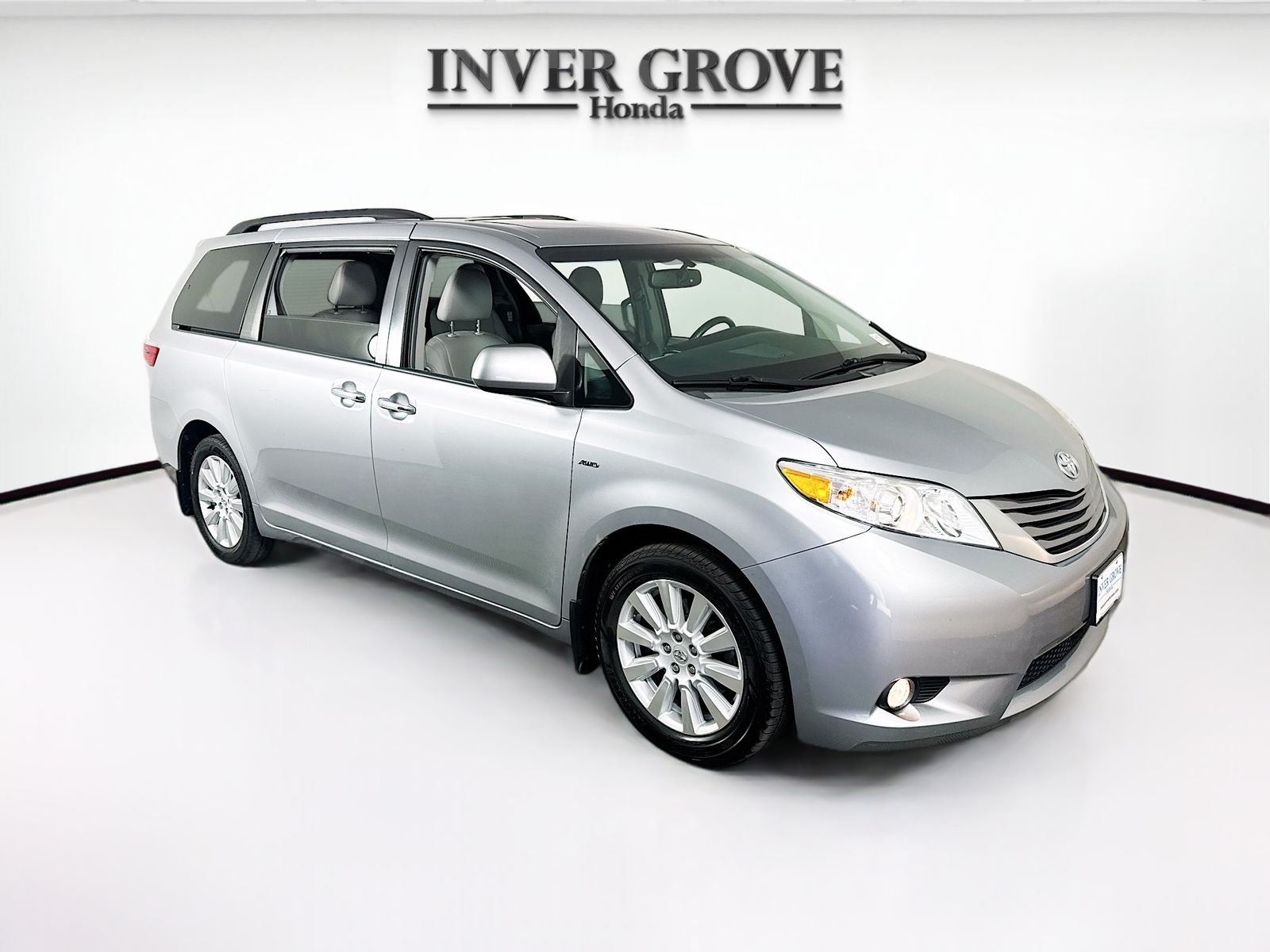 Used 2017 Silver Sky Metallic Toyota XLE Premium AWD image 3