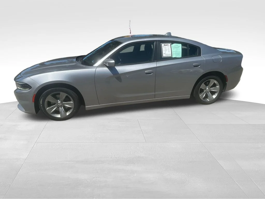 Used 2018 Silver Dodge V6 image 5