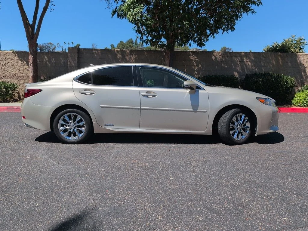 Used 2014 Beige Lexus 300h image 8
