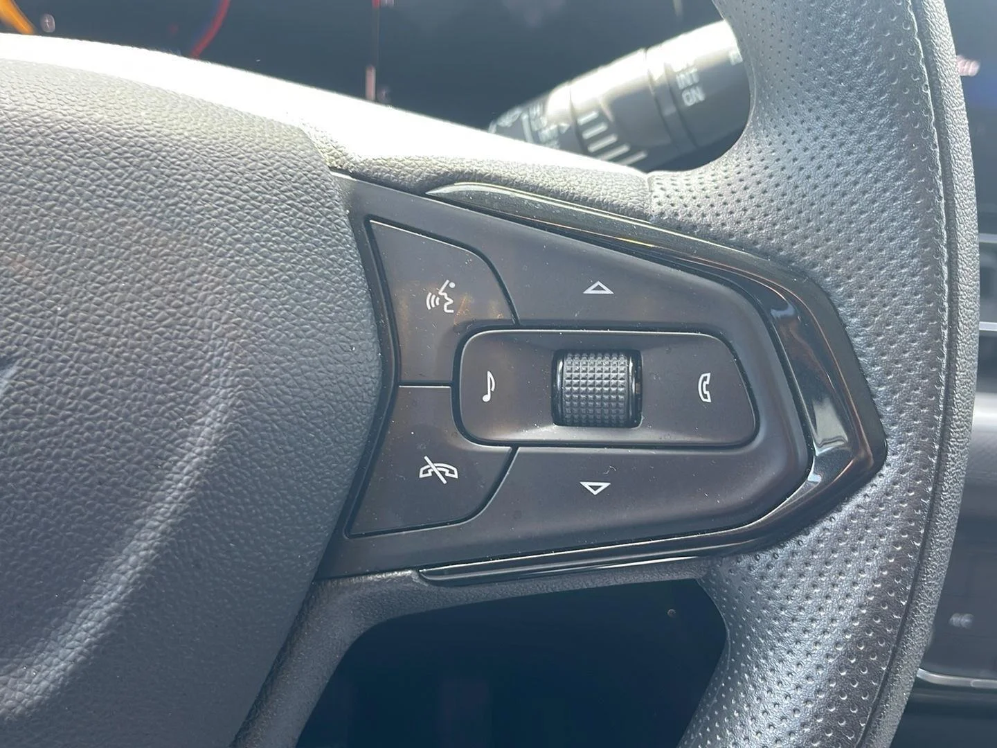 Used 2025 Summit White Chevrolet LT image 24