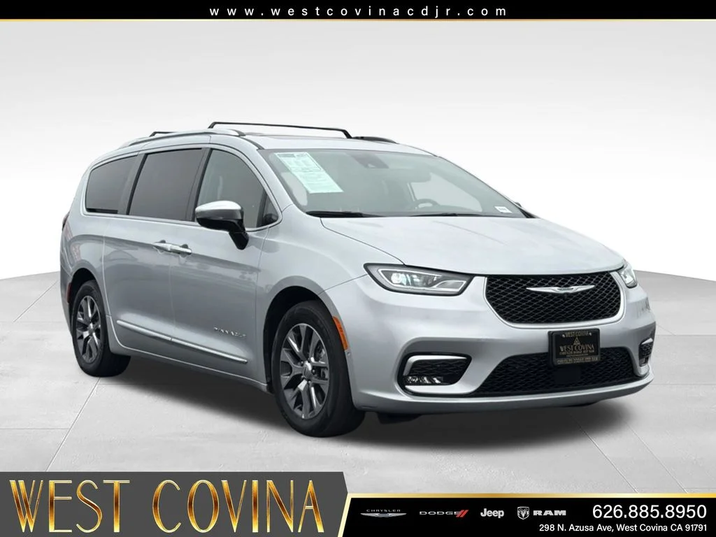 2023 Chrysler Pacifica Hybrid Pinnacle Hybrid's photo