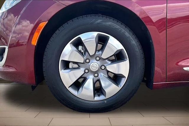 Used 2018 Red Chrysler Limited image 9
