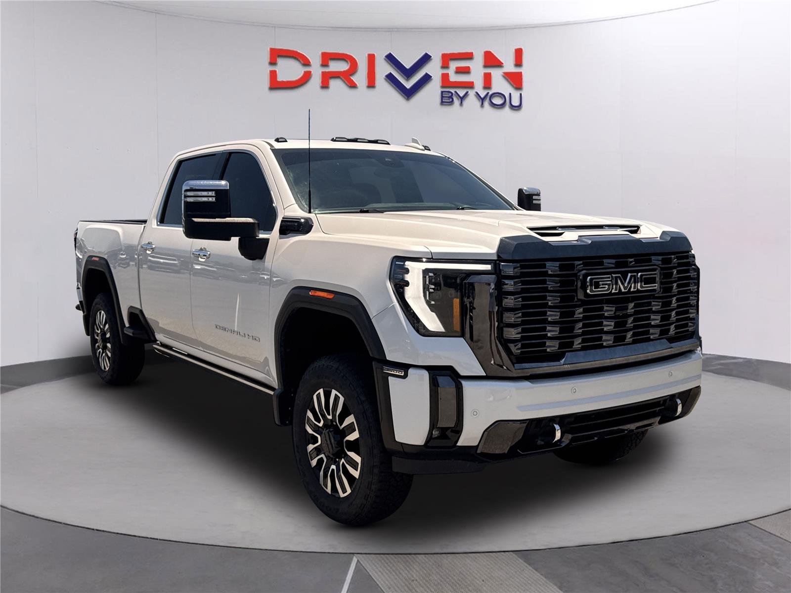 Used 2024 White Frost Tricoat GMC Denali Ultimate image 1