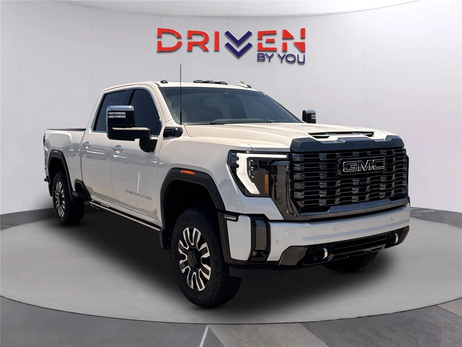 Used 2024 White Frost Tricoat GMC Denali Ultimate image 1