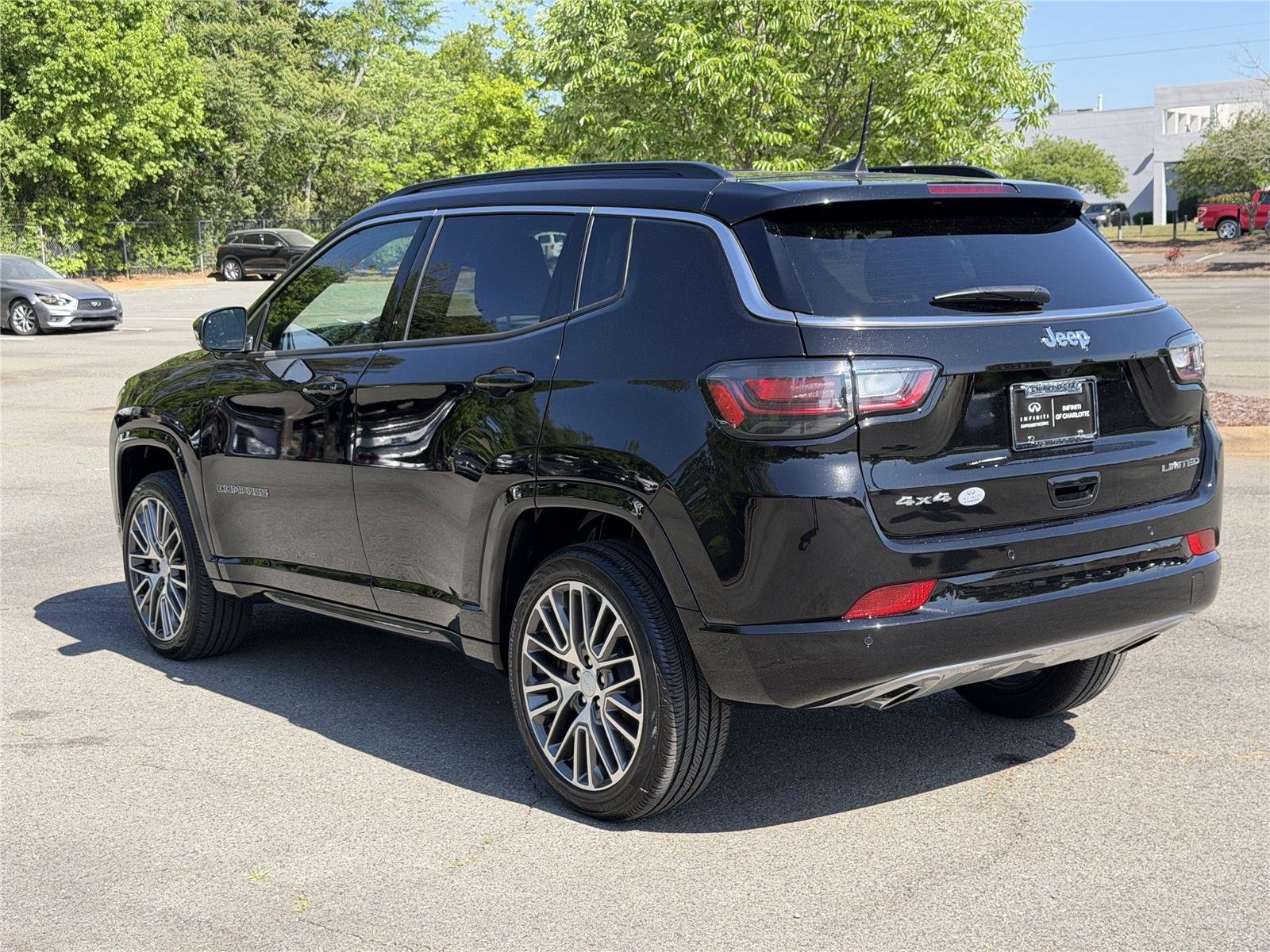 Used 2023 Diamond Black Crystal Pearlcoat Jeep Limited image 25