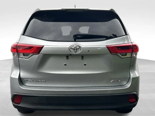 Used 2019 Silver Toyota XLE image 4