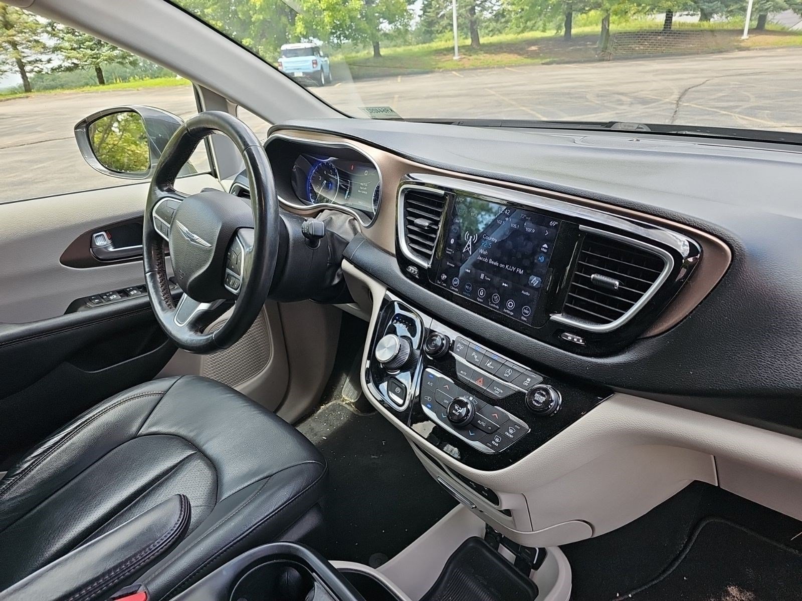 Used 2019 Granite Crystal Metallic Clearcoat Chrysler Touring L Plus image 13