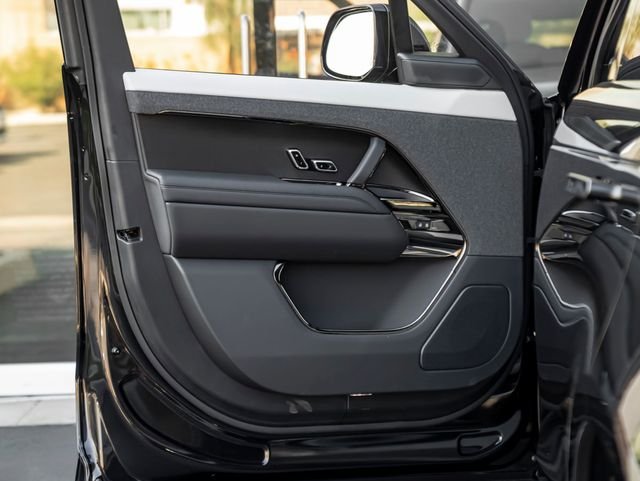 New 2026 Santorini Black Land Rover Dynamic SE image 12