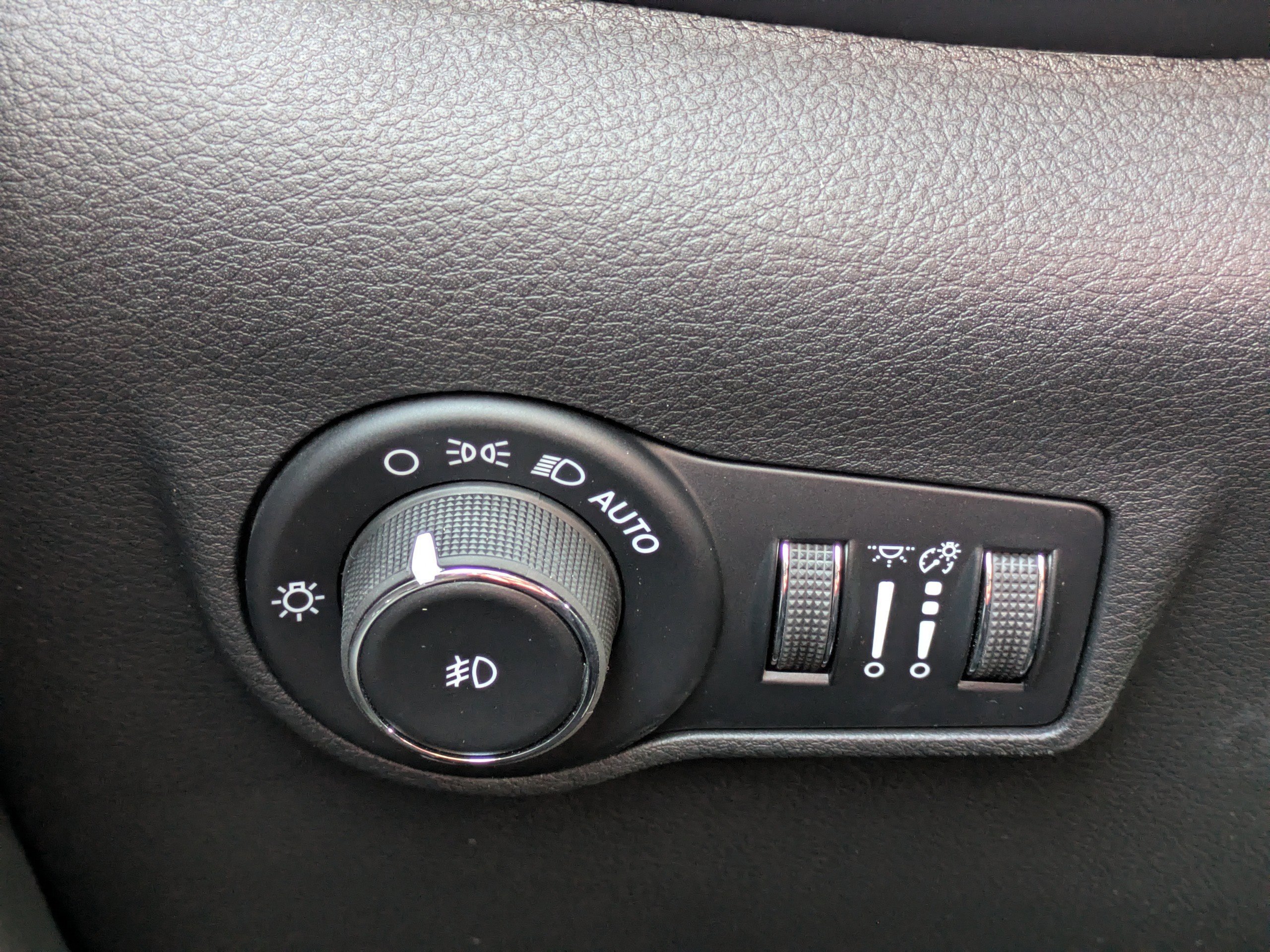 New 2026 Red Hot Pearlcoat Jeep Latitude Altitude image 26