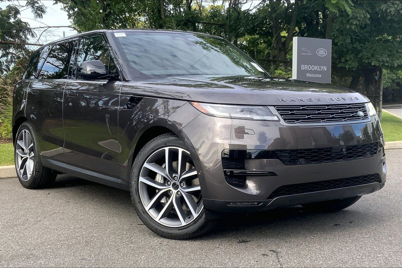 New 2027 Charente Grey Land Rover SE image 2