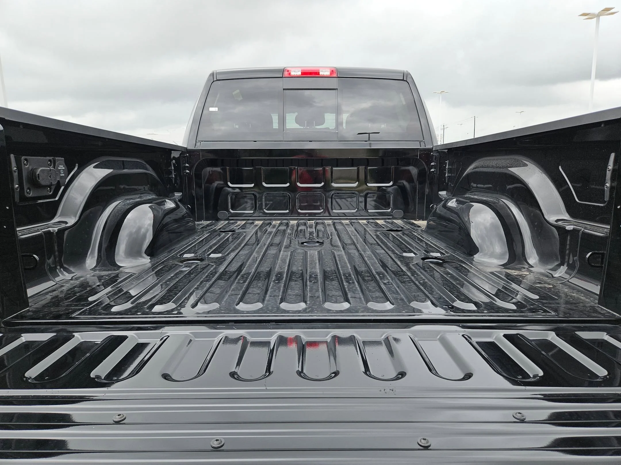New 2026 Diamond Black Crystal Pearl-Coat Exterior Paint RAM Tradesman image 23