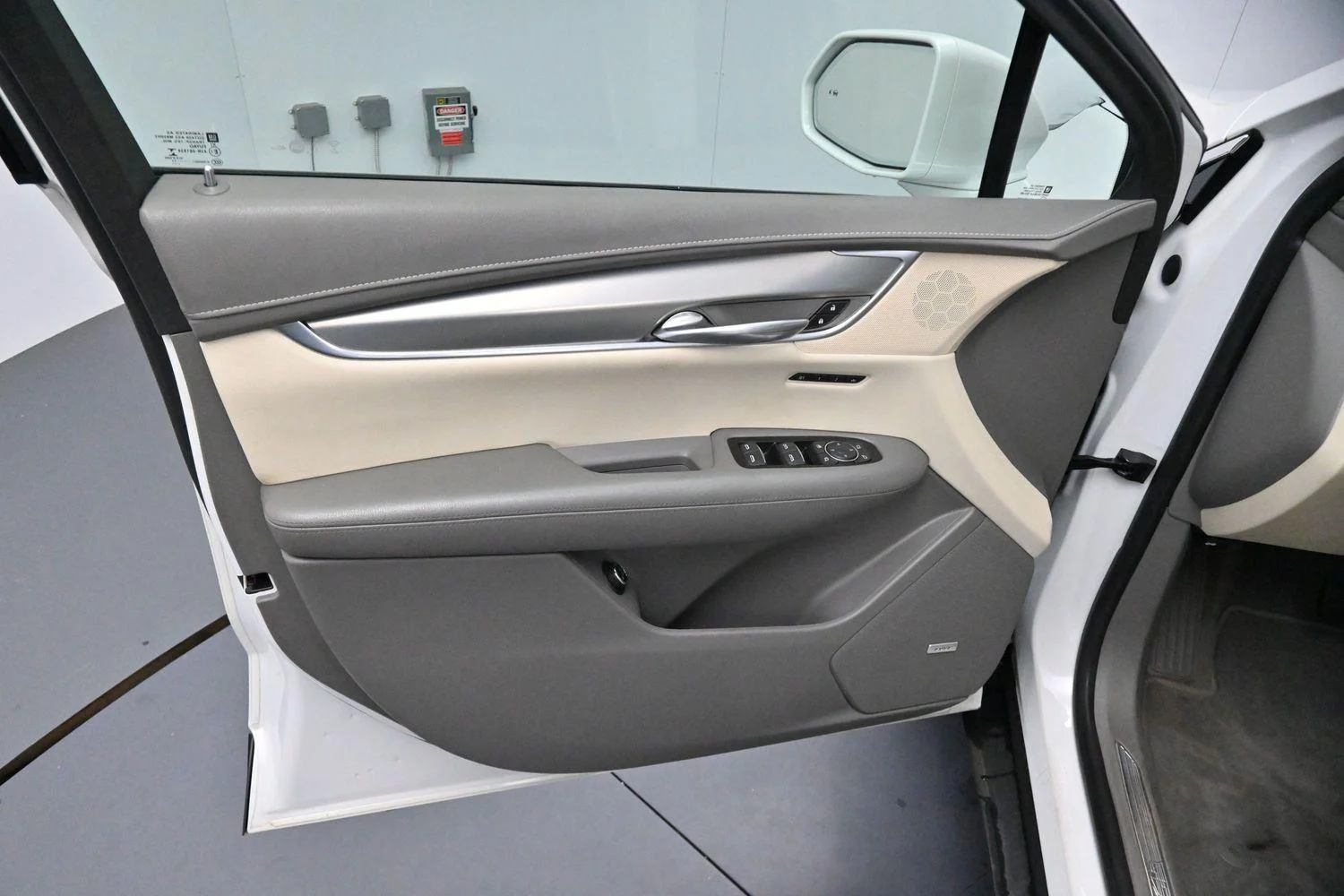 Used 2017 CRYSTAL WHITE TRICOAT Cadillac Luxury FWD image 9