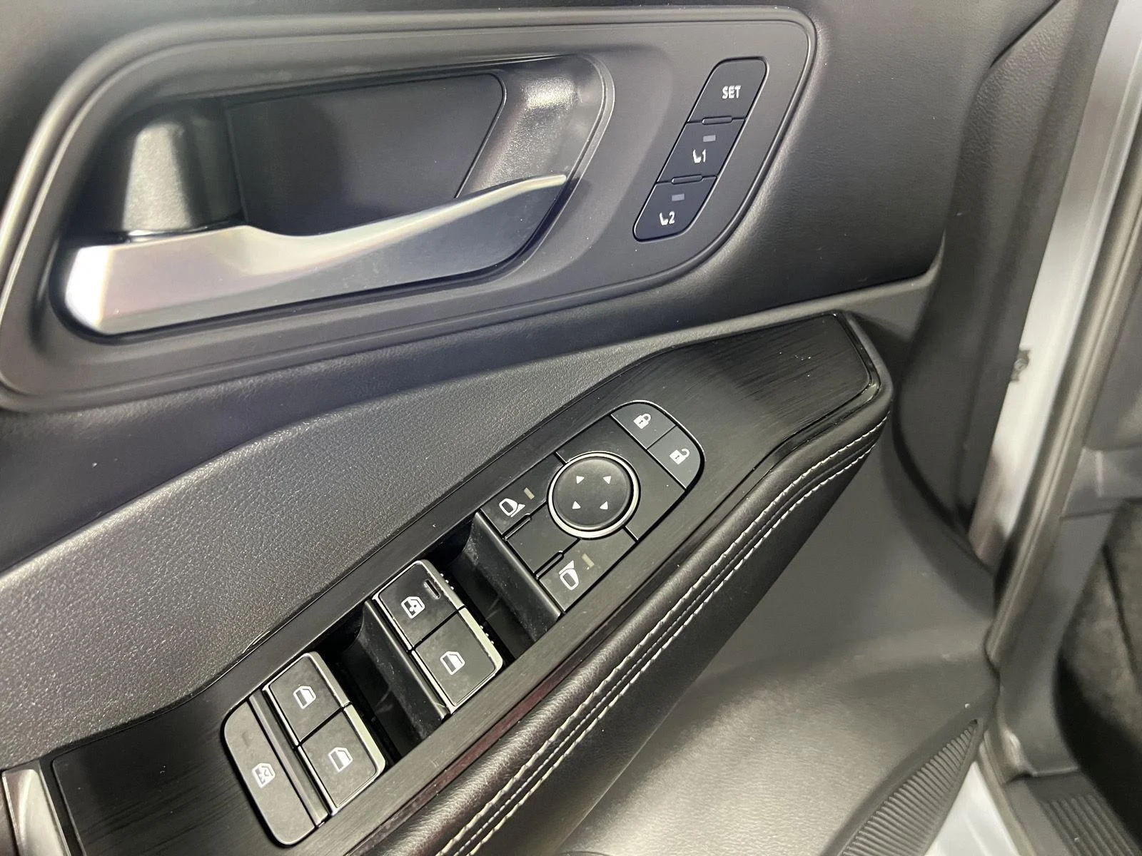 Used 2022 Boulder Gray Pearl Nissan SL image 13