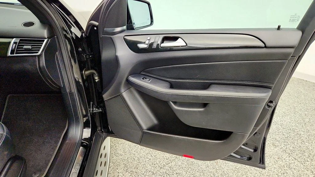 Used 2019 Black Mercedes-Benz GLE 400 4MATIC® SUV w/ Premium 1 & Parking Assist Pkgs image 25