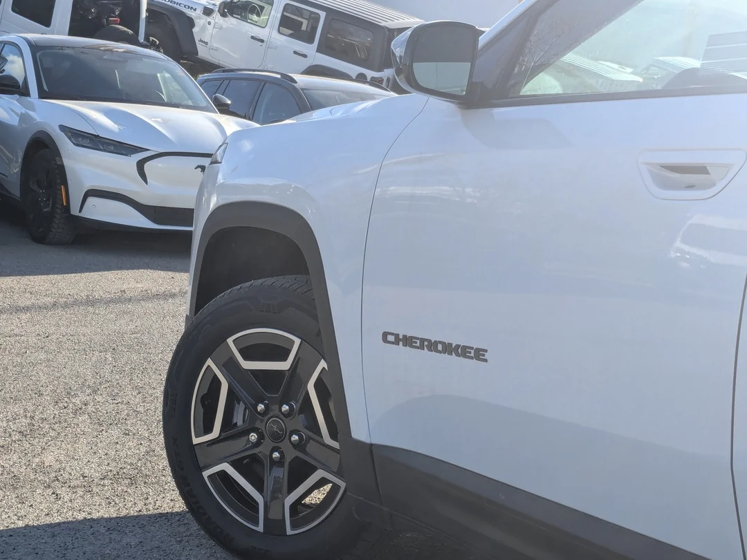 New 2026 White Jeep Laredo - - 4x4 - Pkg 23F - Compact Spare - 1.6L Turbo Hybrid - 12.3 Touchscreen & More! image 11