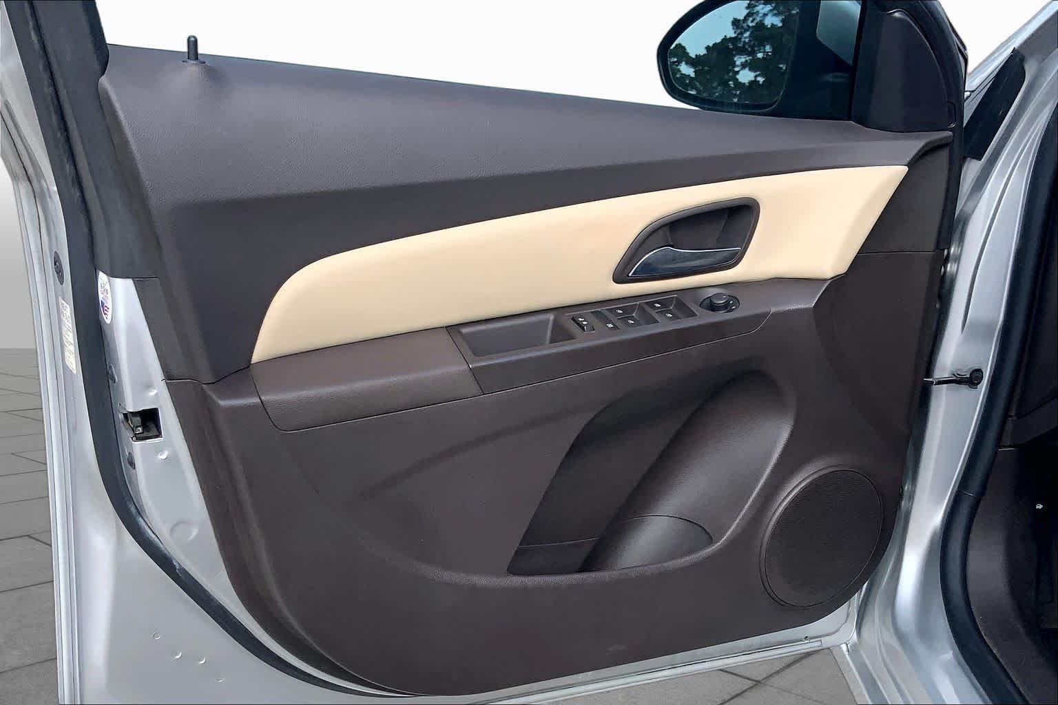 Used 2016 Silver Ice Metallic Chevrolet LT image 20