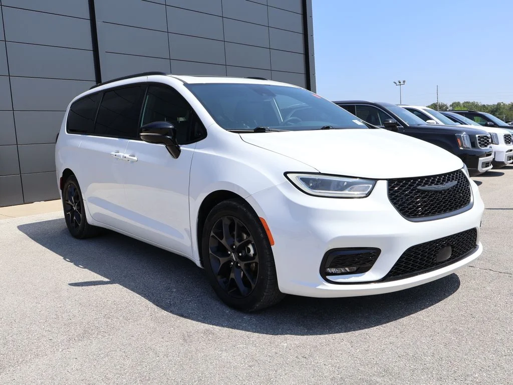 Used 2025 White Chrysler Limited image 6