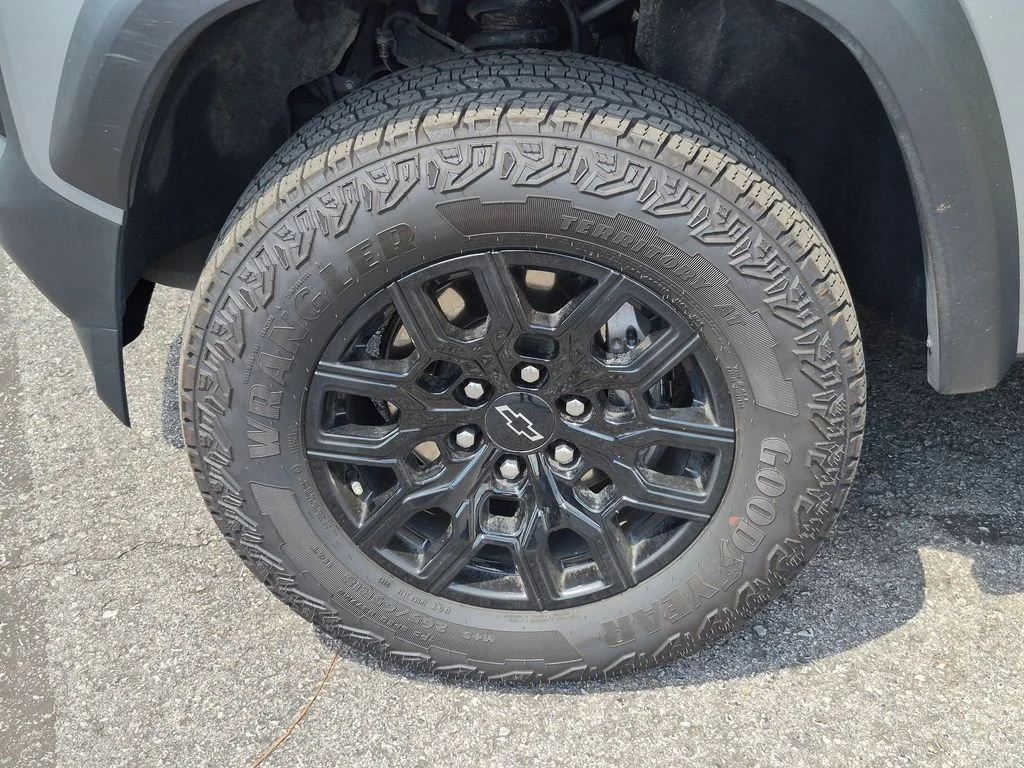 Used 2025 Gray Chevrolet Trail Boss image 11