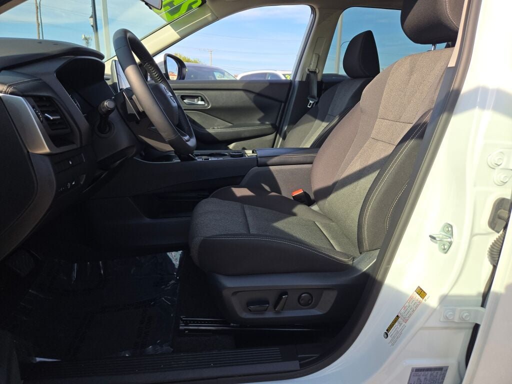 2025 Nissan Rogue SV - Photo 21