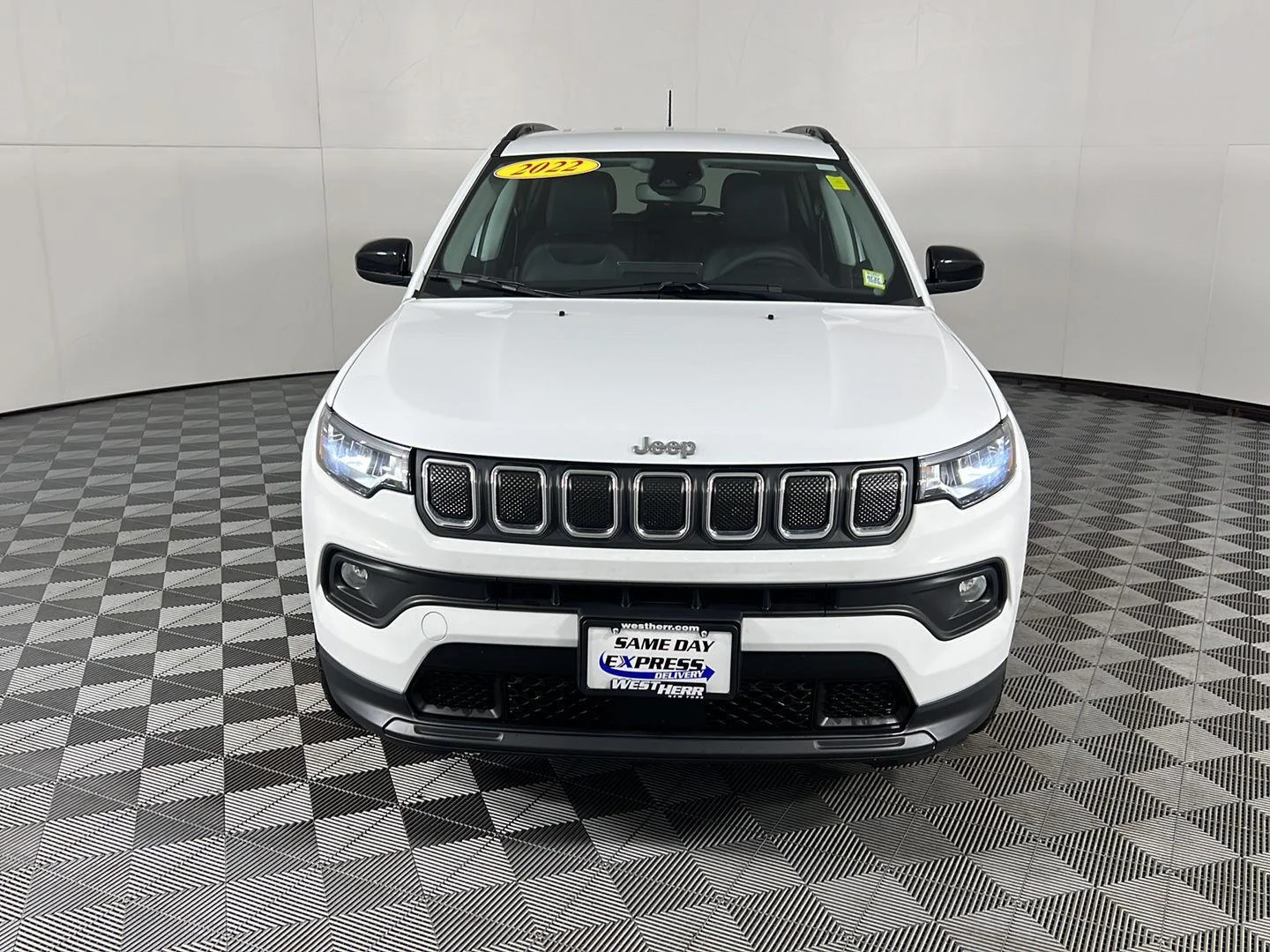Used 2022 Bright White Clearcoat Jeep Latitude image 8