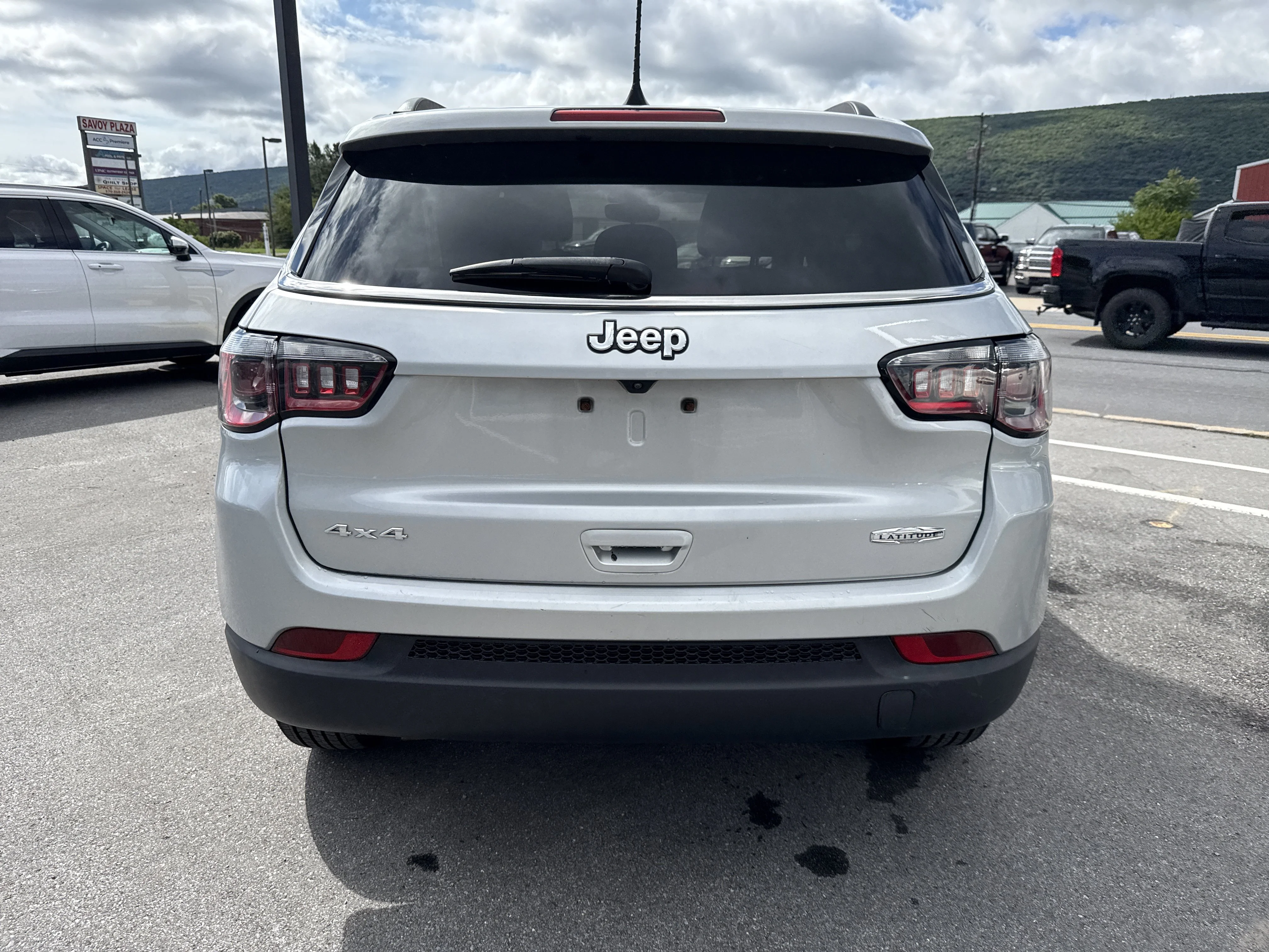 Used 2024 Silver Zynith Metallic Clearcoat Jeep Latitude image 4