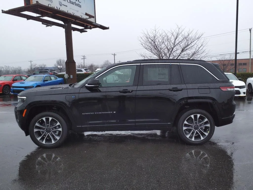 New 2024 Diamond Black Crystal Pearl-Coat Exterior Paint Jeep Overland image 16