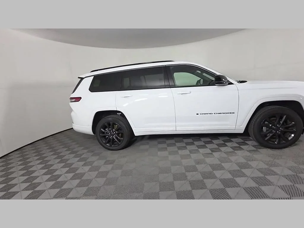 New 2026 Bright White Clear-Coat Exterior Paint Jeep Limited Reserve image 31