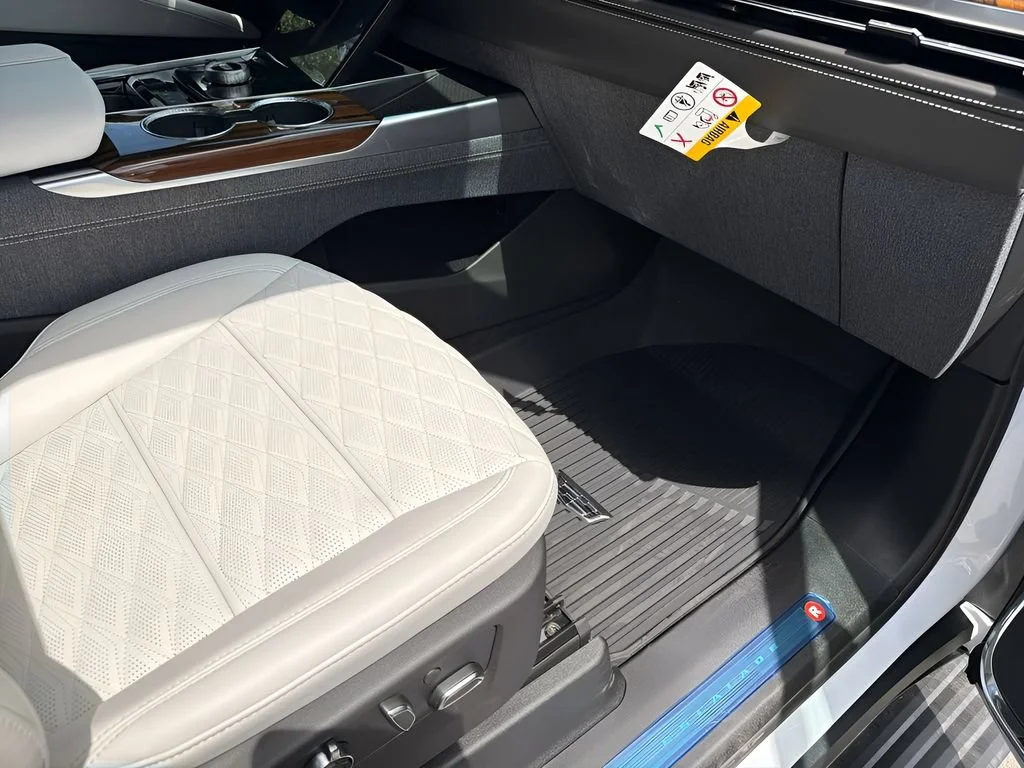 New 2026 Vibrant White Tricoat Cadillac Platinum Sport image 41