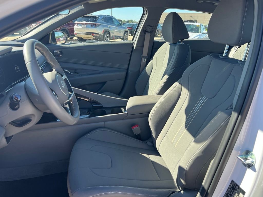 2025 Hyundai Elantra Blue - Photo 13