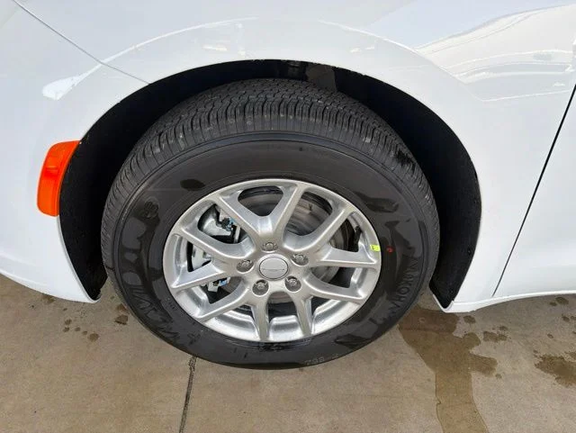 New 2027 Bright White Clear-Coat Exterior Paint Chrysler Select image 10