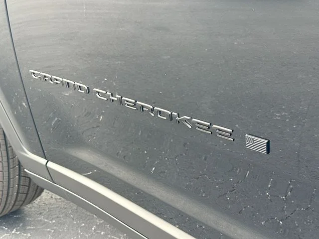 New 2026 Diamond Black Crystal Pearlcoat Jeep Altitude image 20
