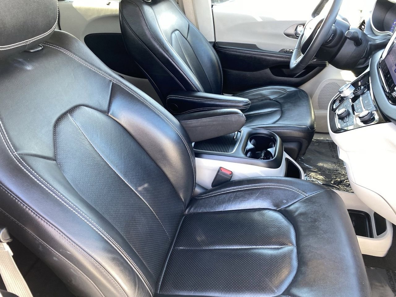Used 2022 Bright White Chrysler Touring L image 10